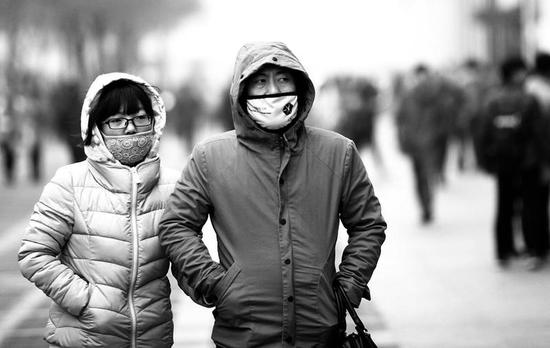 昨日，西安市氣溫驟降，外出市民“全副武裝”    實習記者陳飛波攝