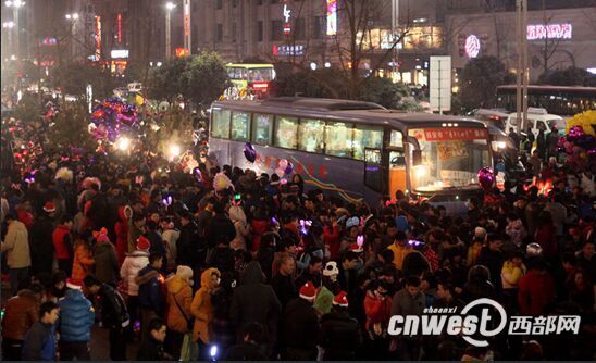 24日平安夜當晚，交管部門將根據(jù)車流量情況，適時對鐘樓周邊道路采取交通管制措施。（資料圖）