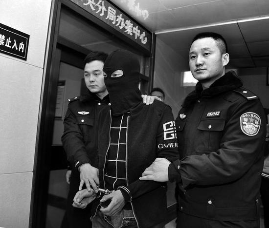 嫌疑人惠某某被警方抓获 本报记者李永利摄