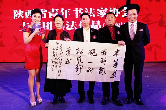 省青年書(shū)法家協(xié)會(huì)主席團(tuán)作品競(jìng)拍(查俊武/攝影)