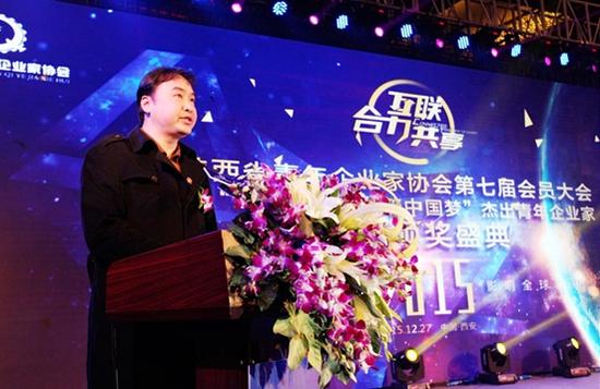 陜西省實(shí)施希望工程辦公室主任烏鋼介紹“微心愿”活動(dòng) (查俊武/攝影)