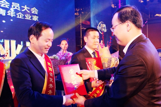 嘉賓為獲獎(jiǎng)會(huì)員頒獎(jiǎng)(查俊武/攝影)