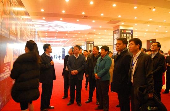 与会领导参观陕西优秀创业项目