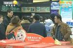 市民瘋狂涌入超市哄搶貨物