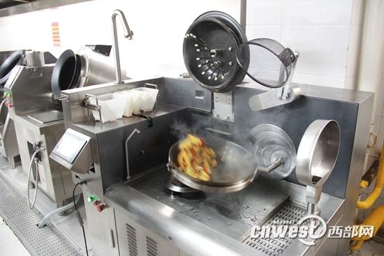 “機器人大廚”翻炒菜肴