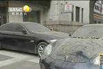 西安兩輛豪車丟棄街頭大半年 路人看著可惜也無奈