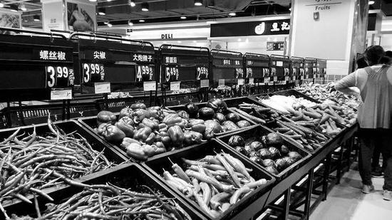 市民在超市蔬菜专区选菜    本报记者张维摄