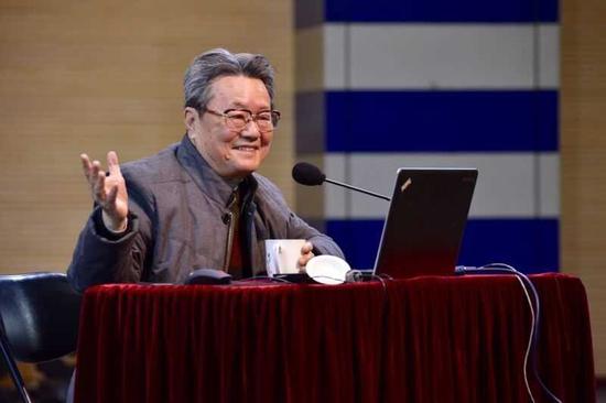 著名文化学者肖云儒教授发表了以“丝路故事”为主题的演讲。