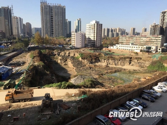 “大唐西市”某項目,未經(jīng)考古勘探和發(fā)掘就開工建設，致使商肆、作坊遺跡密集的西市西南部分遭到毀滅性的破壞。