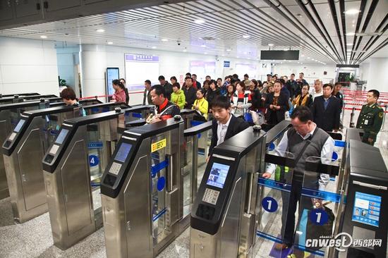 由曼谷直飛西安的FD588次航班，74名旅客通過自助查驗(yàn)通道入境。