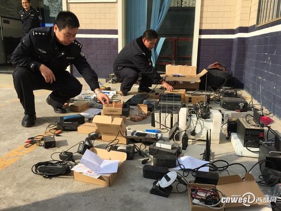 民警在兩名犯罪嫌疑人租住處起獲180余件電子作弊工具。