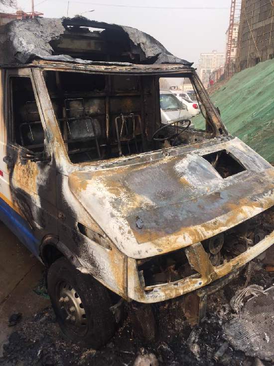 西安一小貨車前臉被燒光 或是人為引燃