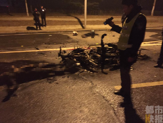 兩摩托車(chē)碰撞起火 兩男一女身亡