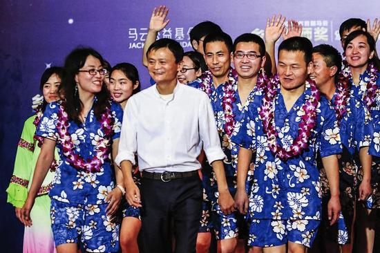 昨晚,首届马云乡村教师奖颁奖典礼在海南三亚举行。 图为马云和陕西17名老师及本报记者姬娜走红毯 本报记者刘志强摄