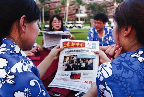 乡村教师在三亚阅读本报