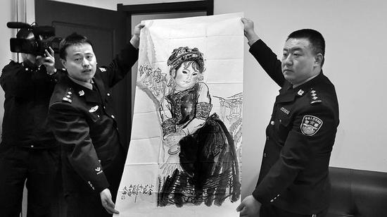 警方展示查獲的被盜字畫