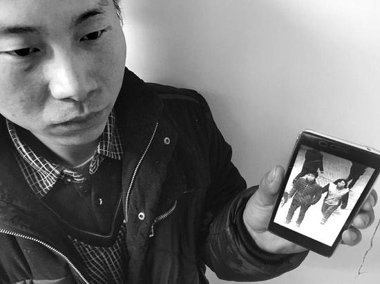 “就是這個男子領(lǐng)走我老婆的”