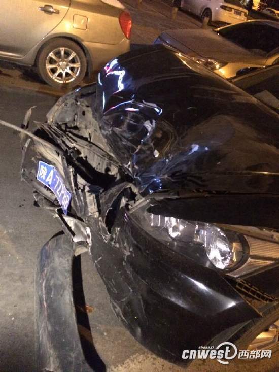 西安一越野車發(fā)飆 連撞四車