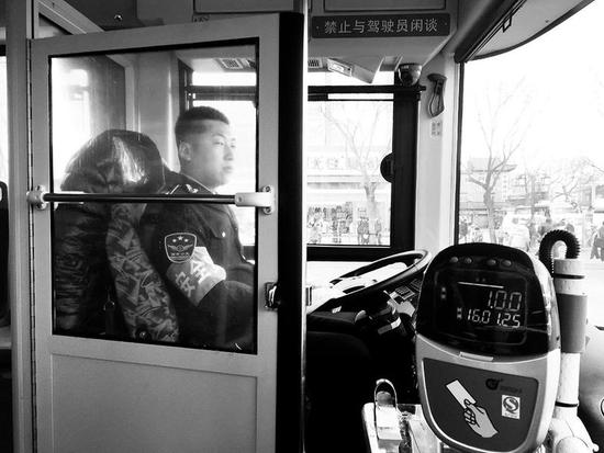 新公交車駕駛室安裝了門