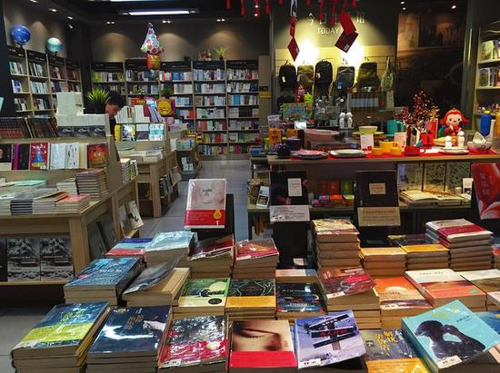 蝶变的实体书店：图书只占了整体店面的    三分之一