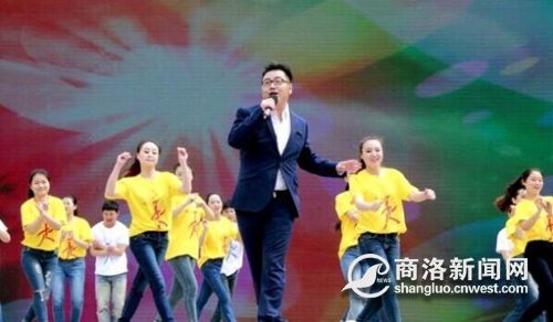 周澎在2015中国秦岭生态旅游节演唱《美丽中国走起来》
