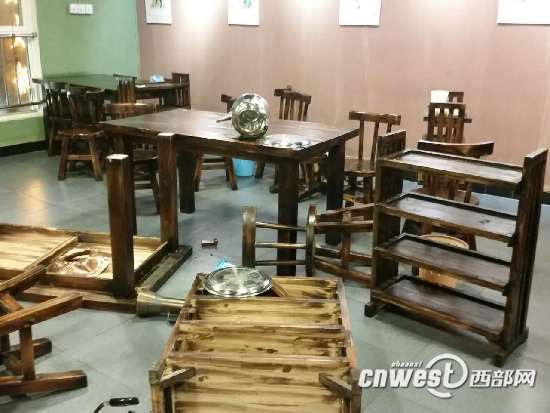 火锅店搞年终聚会,进来三人不由分说开始打砸。