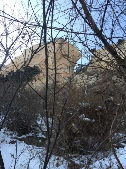 在發(fā)現(xiàn)朱賢峰遺體的位置,朱賢峰表哥王先生用手機(jī)朝上拍了一張照片。