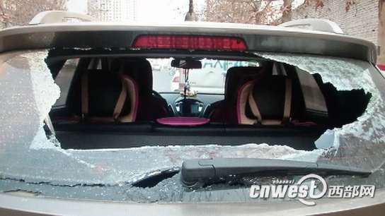 西安電廠西路多輛車(chē)窗戶被砸