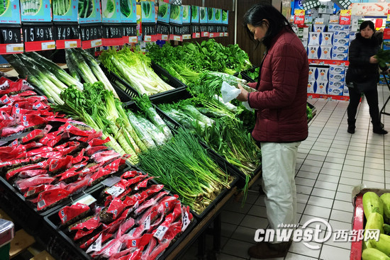 在南门附近一家大型超市,市民正在挑选蔬菜。