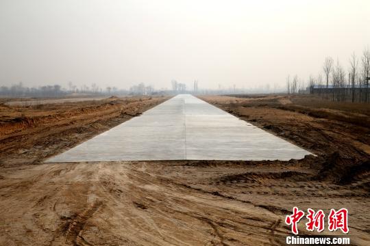 圖為在建的小型三類機場跑道?！堖h　攝