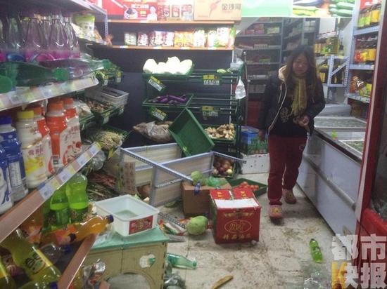六男子打砸小超市，追打女店员。