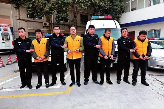 四名犯罪嫌疑人被警方刑拘本报记者李宗华摄