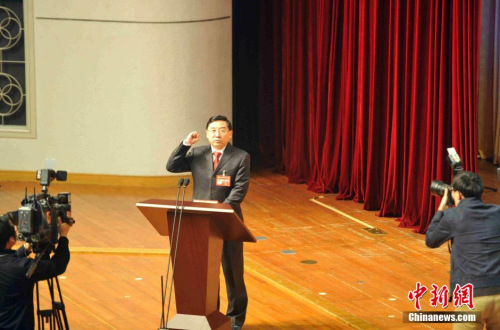 1月15日，在福建省第十二屆人民代表大會(huì)第四次會(huì)議上，于偉國(guó)當(dāng)選為新一任福建省人民政府省長(zhǎng)。張斌 攝