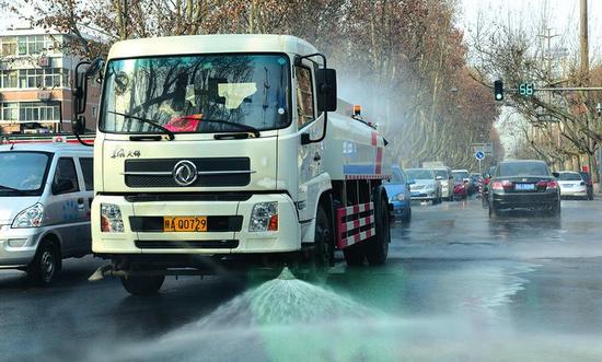 灑水車在清洗城市路面。    本報記者 袁景智攝