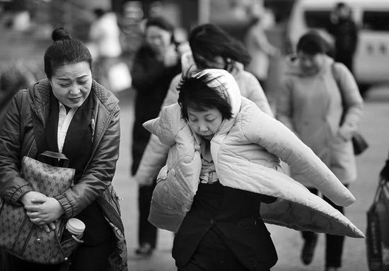 狂風(fēng)驟起 本報(bào)記者代澤均攝