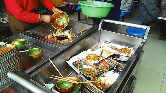 西安外国语大学北校区第二餐厅餐具回收处，随处可见剩余饭菜。