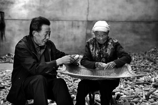 徐清伍和老母亲一起剥包谷