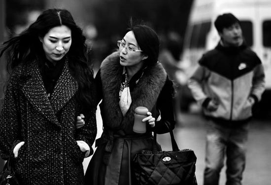 昨天西安氣溫下降,市民出行感到寒意 本報(bào)記者代澤均攝
