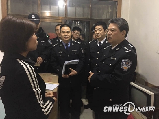 西安市委常委、市公安局局长任军号先后来到碑林区长乐坊、雁塔区罗家寨、高新沙井村了解情况。