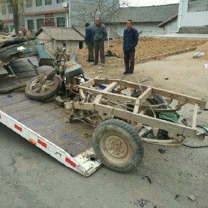 洛南奧迪車與三輪機(jī)動車相撞 四人當(dāng)場死亡