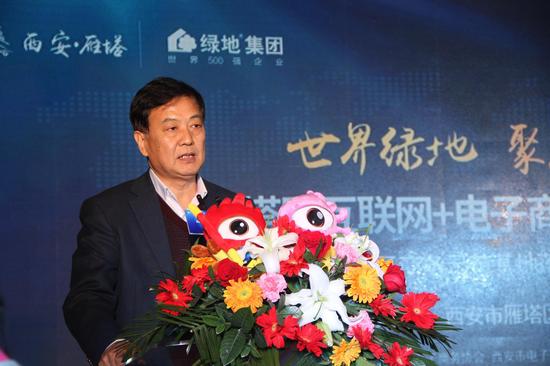 西安市電子商務(wù)協(xié)會會長趙其森發(fā)表”2015中國互聯(lián)網(wǎng)與電商行業(yè)熱點(diǎn)回顧及未來趨勢”的演講.