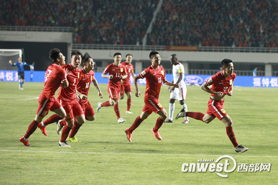 中國男足2-0擊敗卡塔爾，成功躋身“12強(qiáng)賽”。