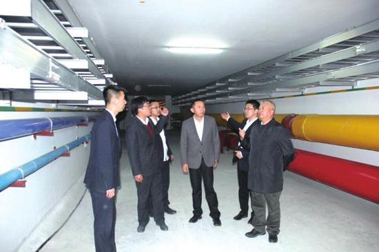 设计师向彭林贤院长（右一）介绍金延安地下综合管廊的功能