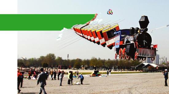 36米长的火车风筝在空中飞翔本报记者代泽均实习生郝茹霞摄