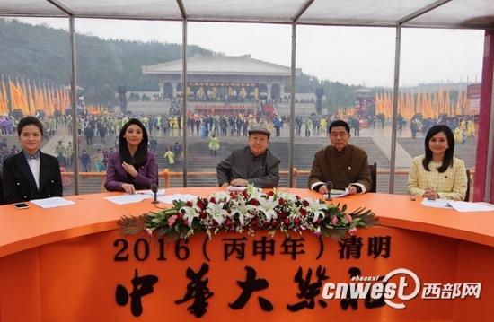 由左至右為：中央電視臺主持人董麗萍、陜西廣播電視臺主持人楊靜、著名京劇大師尚長榮、鳳凰衛(wèi)視主持人王魯湘及臺灣中視主持人哈遠儀。