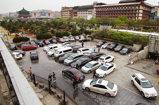 在钟鼓楼广场找停车位是件让人头疼的事 本报记者王晓峰摄