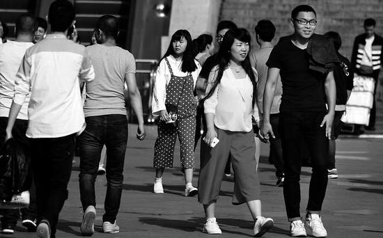 氣溫回升,市民涼爽出行 本報(bào)記者代澤均實(shí)習(xí)生郝茹霞攝