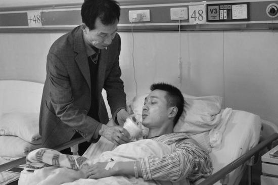 在醫(yī)院接受治療的范昕鑫
