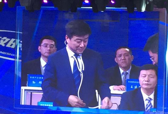 問政結(jié)束后，西安市房管局局長夏俊山獲贈一副聽診器，觀眾希望他能夠傾聽百姓心聲，為行業(yè)存在的病態(tài)把把脈。（視頻截圖）