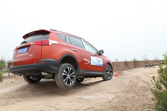 一汽丰田SUV越野基地巅峰试驾营开营_西安